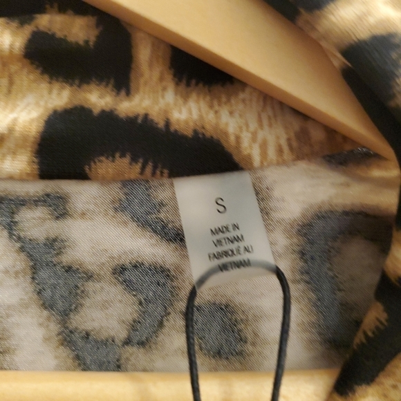 T Tahari blouse leopard print 3/4 length sleeves - Picture 4 of 11